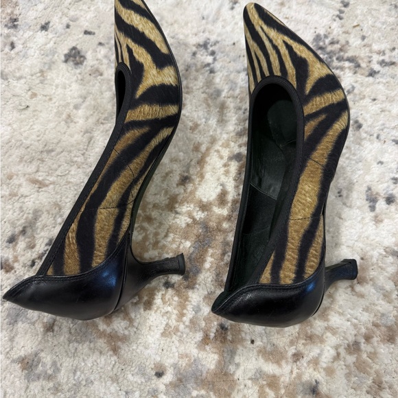 Donald J. Pliner Women's Black and Tan Animal Print Pumps - Picture 3 of 5